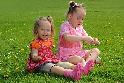 英國2歲女孩因腦膜炎被截四肢 頑強(qiáng)樂觀面對生活