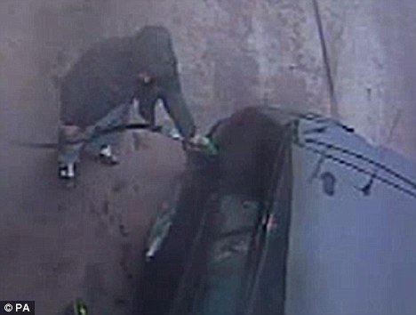 英國“加霸王油”現(xiàn)象增多 警方公布照片勸嫌犯收手