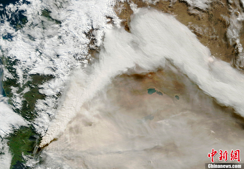 智利火山衛(wèi)星圖公布 火山灰延伸狀如羽毛(高清組圖)