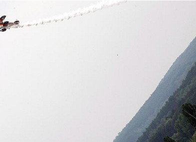 圖:波蘭特技表演飛機墜河 飛行員生死未卜