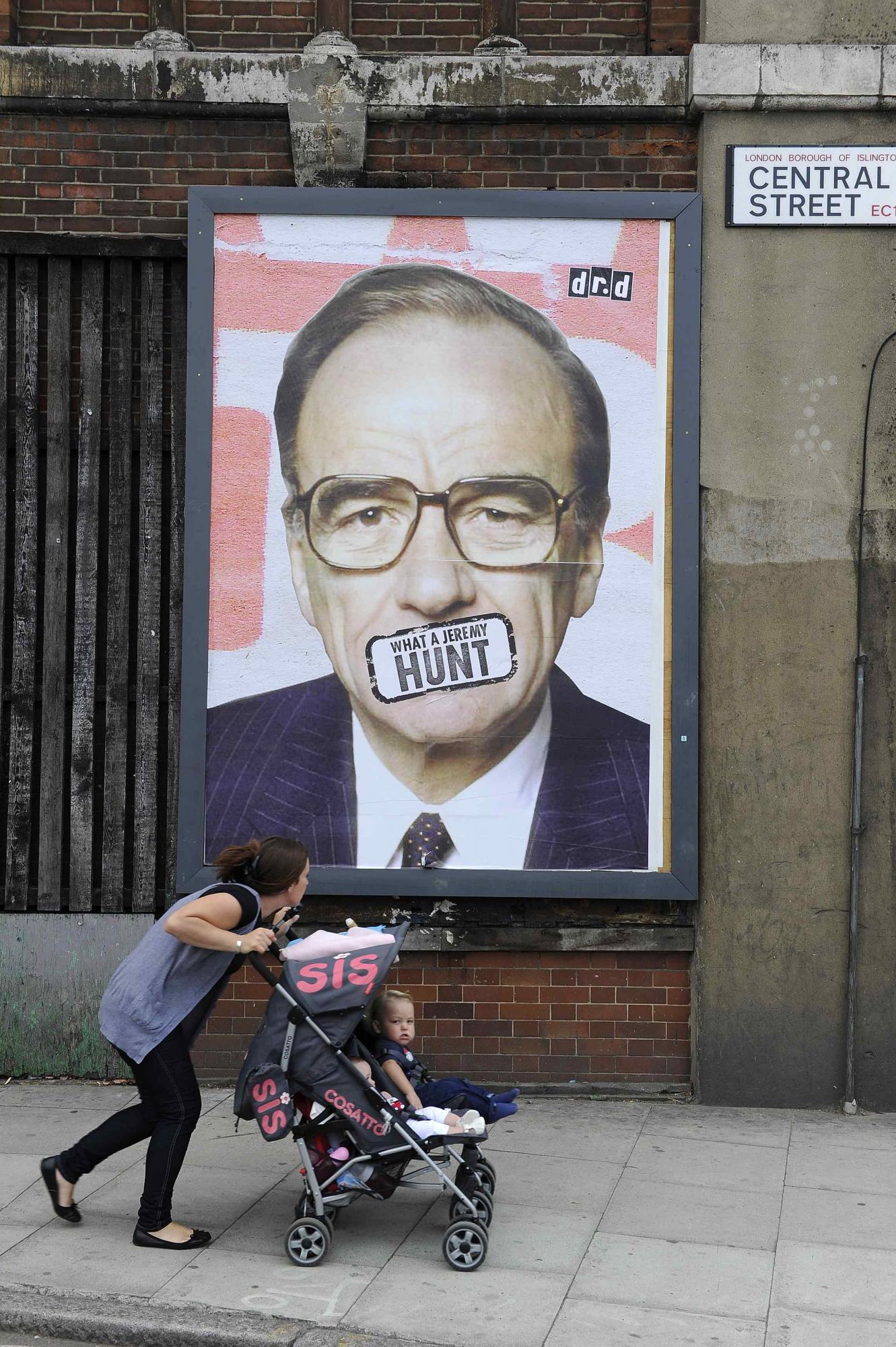 旗下兩報(bào)紙?jiān)俦`聽英前首相丑聞 新聞集團(tuán)推遲并購(gòu)