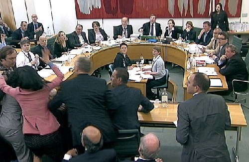 鄧文迪護(hù)夫心切“掌摑”襲擊者 英議長(zhǎng)勒令徹查安檢