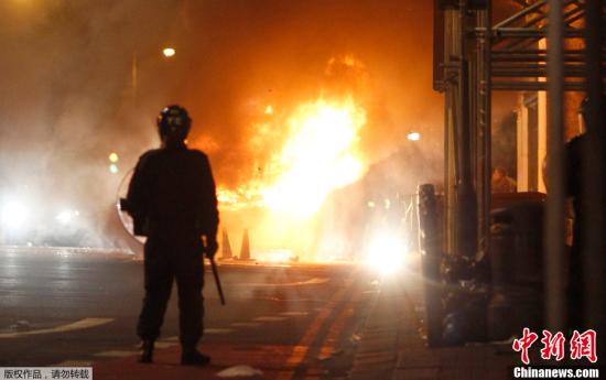 英國倫敦北部騷亂 300人圍攻警局8名警員受傷