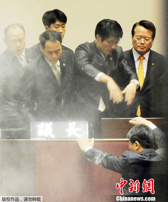 韓國會通過韓美自貿協定案 在野黨怒擲催淚彈