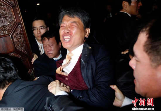韓國(guó)會(huì)通過(guò)韓美自貿(mào)協(xié)定案 在野黨怒擲催淚彈