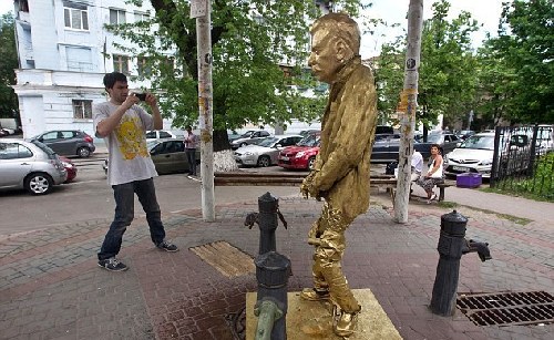 烏克蘭出現斯大林撒尿造型雕像 靈感來源“撒尿的小男孩”