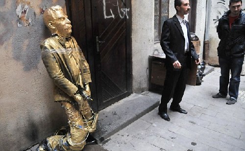 烏克蘭出現斯大林撒尿造型雕像 靈感來源“撒尿的小男孩”