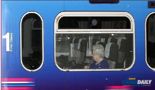 組圖：英女王乘公交 為孫媳生育做調(diào)研