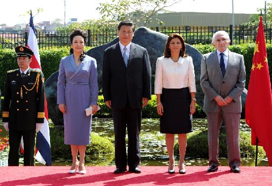 彭麗媛在出訪期間穿過哪五套衣服?