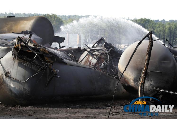 組圖：加拿大油罐車出軌爆炸五死數(shù)十傷 總理趕赴現(xiàn)場