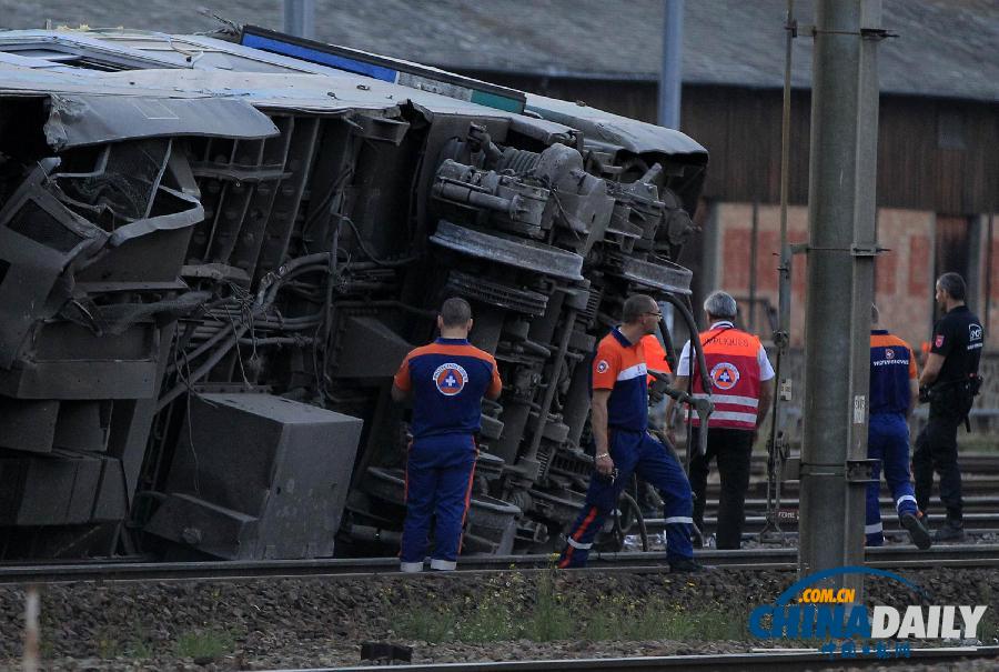 法國火車脫軌致6人死亡22人重傷 奧朗德赴現場視察