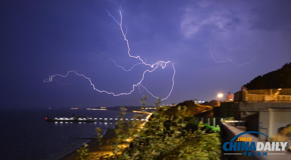 組圖：暴風雨終結英國酷熱天氣 閃電驚心動魄房屋受損