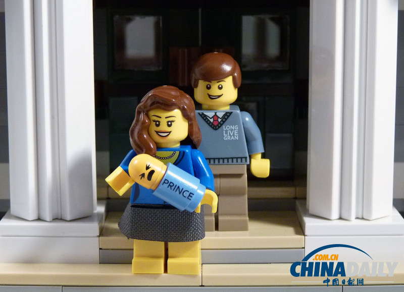 組圖：樂(lè)高玩具重現(xiàn)凱特威廉抱愛子首次露面場(chǎng)景 溫馨甜蜜