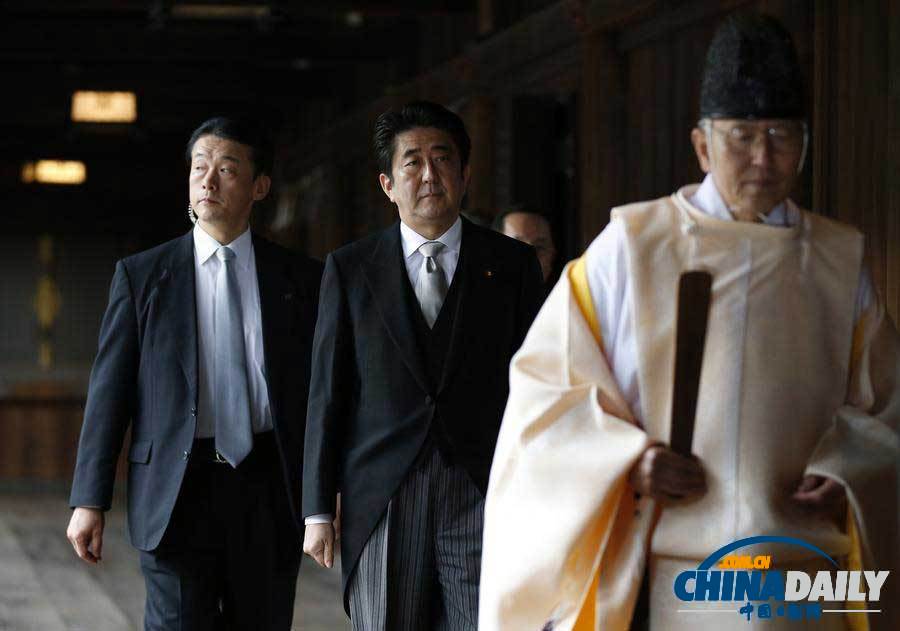 安倍晉三在神職人員引領下參拜靖國神社