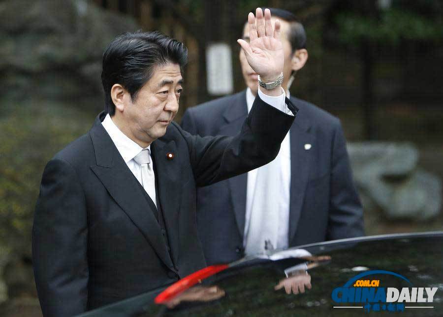 安倍晉三在神職人員引領下參拜靖國神社