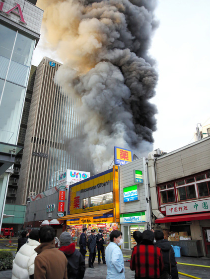 東京地鐵站附近發生大火 已燒毀4棟建筑物(圖)