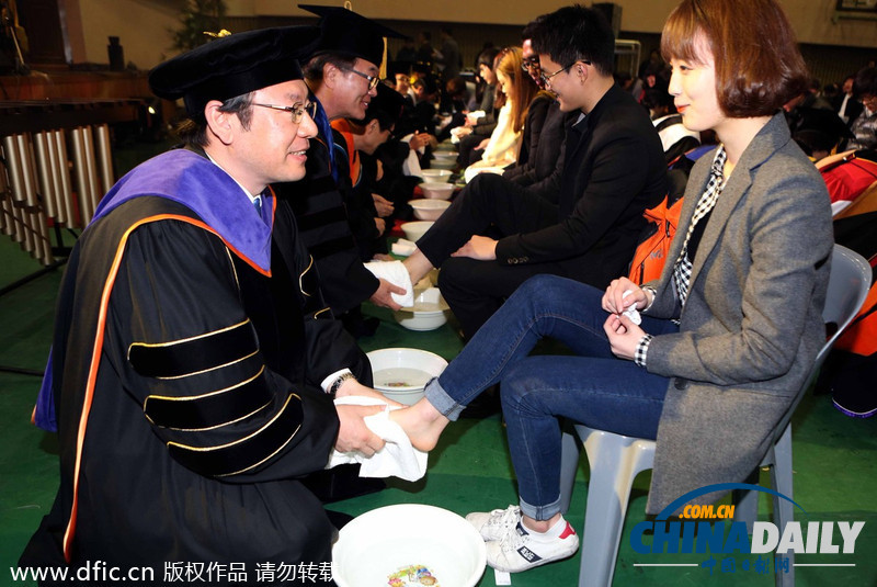 韓國大學校長教授為學生集體洗腳表達關愛（圖）