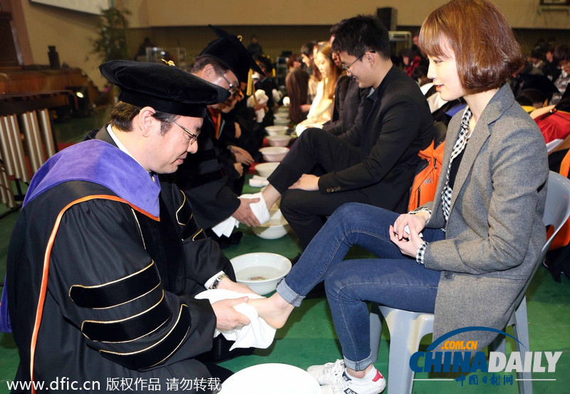 韓國大學校長教授為學生集體洗腳表達關愛（圖）