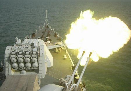 海上編隊實兵演練 “活目標”攪動海戰場