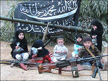 令人百感交集的照片 兒童拿AK-47當玩具[圖]