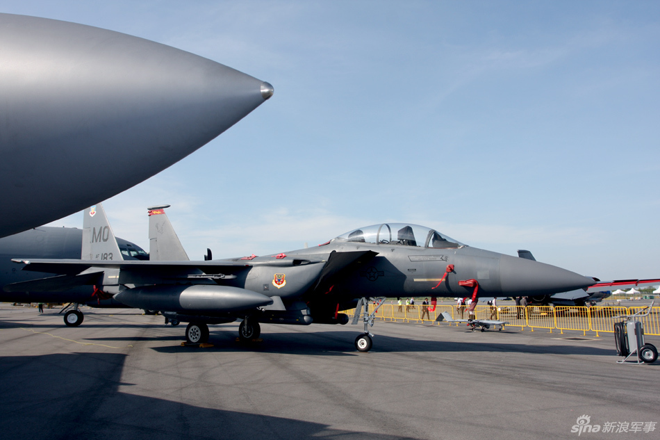 美國(guó)空軍展示兩架F-15E攻擊鷹戰(zhàn)斗轟炸機(jī)