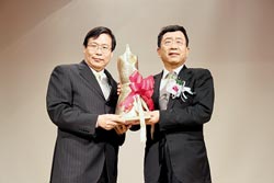 余秋雨獲頒臺灣元智大學“桂冠文學家”(圖)