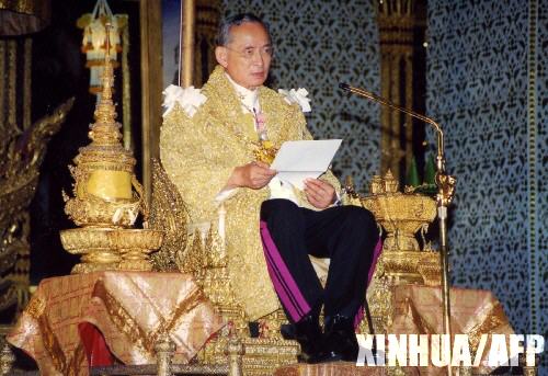 泰王慶祝登基60周年 全國公務員出家15天