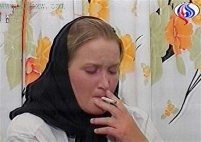 錄像中曝光的女兵吸煙畫面