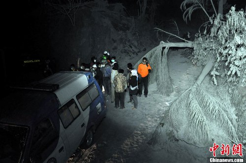 印尼火山噴發沖上1500米 18人死29人傷