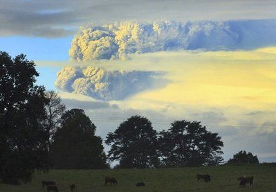 智利火山噴發(fā)濃煙升空數(shù)千米 600人被疏散(圖)