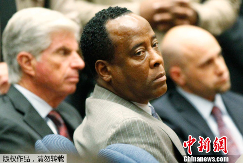 邁克爾·杰克遜私人醫生莫里被判入獄四年