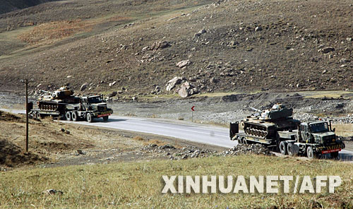 10月22日,在土耳其東南部與伊拉克相鄰的哈卡里省山區,土耳其武裝部隊運送坦克的車輛在公路上行進。新華社/法新
