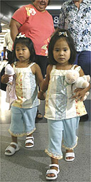 美兩對夫婦收養(yǎng)中國女孩 孩子竟是親姐妹