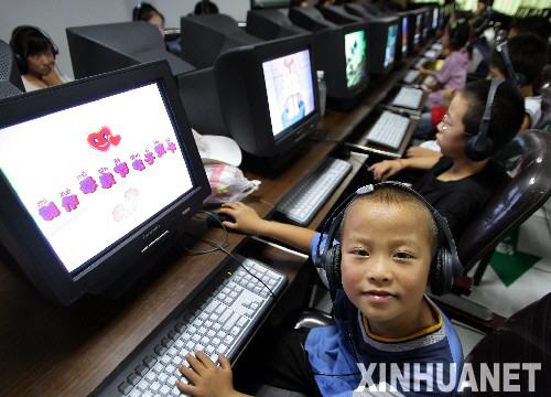 這是一位小朋友在銀川市青少年宮電子閱覽中心上網學習制作賀卡（2005年8月8日攝）。
