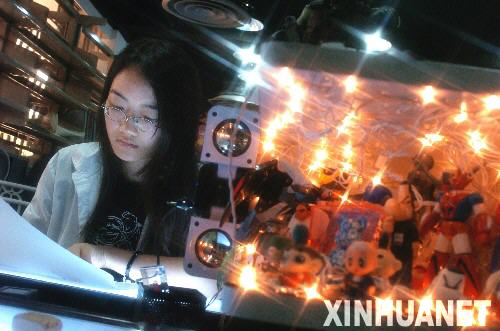 這是深圳怡景國家動漫產(chǎn)業(yè)基地的工作人員在進(jìn)行動漫設(shè)計(jì)（2006年5月19日攝）。 