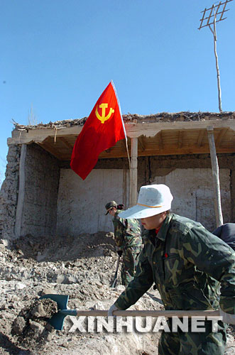 2005年3月10日，新疆烏什縣衛(wèi)生系統(tǒng)的黨員突擊隊(duì)來到災(zāi)區(qū)，為地震中失去房屋的村民修建新房。 新華社發(fā) 