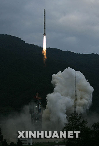 10月24日18時05分,搭載著我國首顆探月衛星嫦娥一號的長征三號甲運載火箭在西昌衛星發射中心三號塔架點火發射。