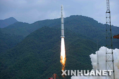 10月24日18時05分,搭載著我國首顆探月衛星嫦娥一號的長征三號甲運載火箭在西昌衛星發射中心三號塔架點火發射。