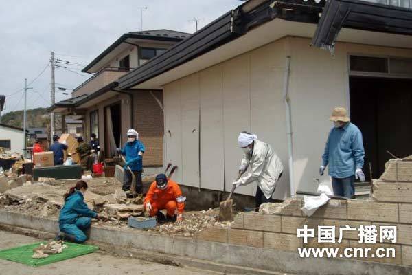 溫家寶向日本震區(qū)遇難者獻花 稱將繼續(xù)支持重建