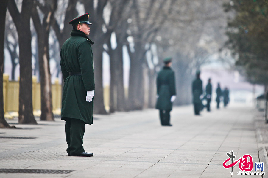 天安門廣場(chǎng)安保全面升級(jí) 武警荷槍實(shí)彈保兩會(huì)