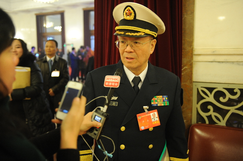 出席全國政協十二屆二次會議開幕會的委員陸續進場