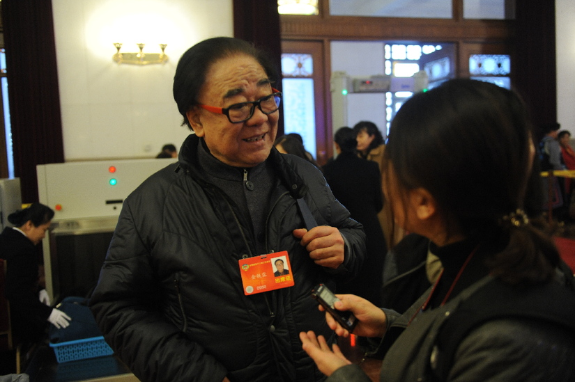 出席全國政協(xié)十二屆二次會議開幕會的委員陸續(xù)進(jìn)場