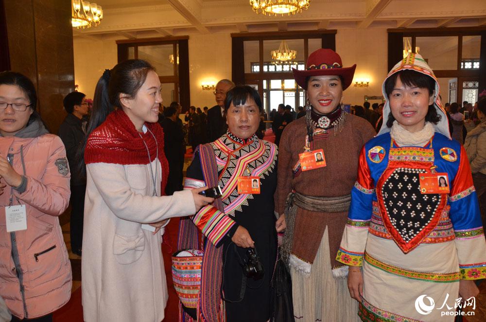 “兩會(huì)”少數(shù)民族和宗教界委員受追捧