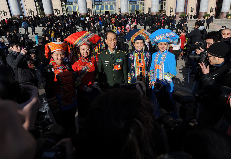 少數民族代表身著民族服裝出席大會