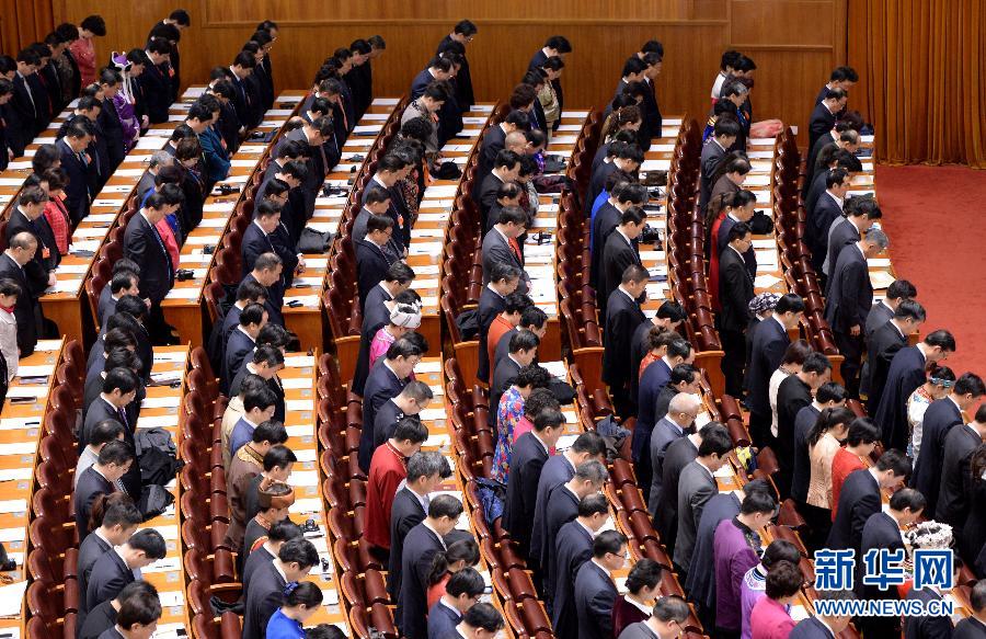 兩會(huì)人大開幕 全體為云南恐怖事件遇難群眾默哀
