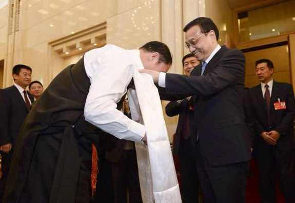 李克強為青海代表戴上哈達，問候玉樹災區(qū)人民