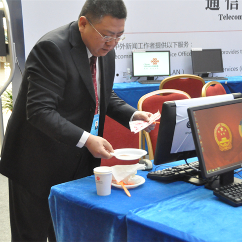 時(shí)刻準(zhǔn)備著：新聞中心通信保障人員李樂(lè)