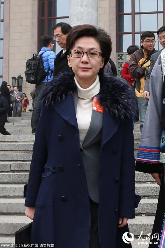 盤點(diǎn)兩會(huì)上的央視女主播：周濤笑容很迷人