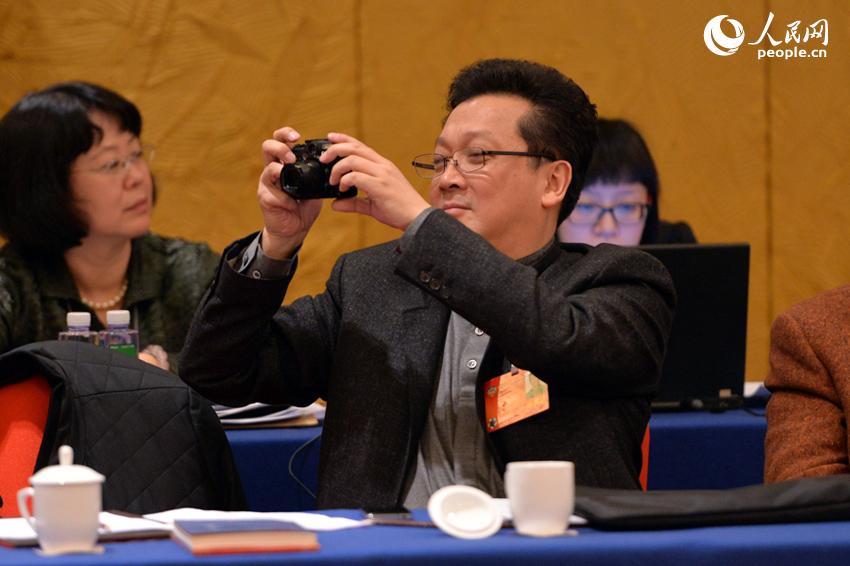 政協小組會議上的委員表情