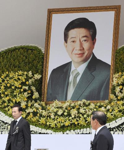 盧武鉉葬禮隆重數十萬人送行 李明博獻花遭高聲抗議